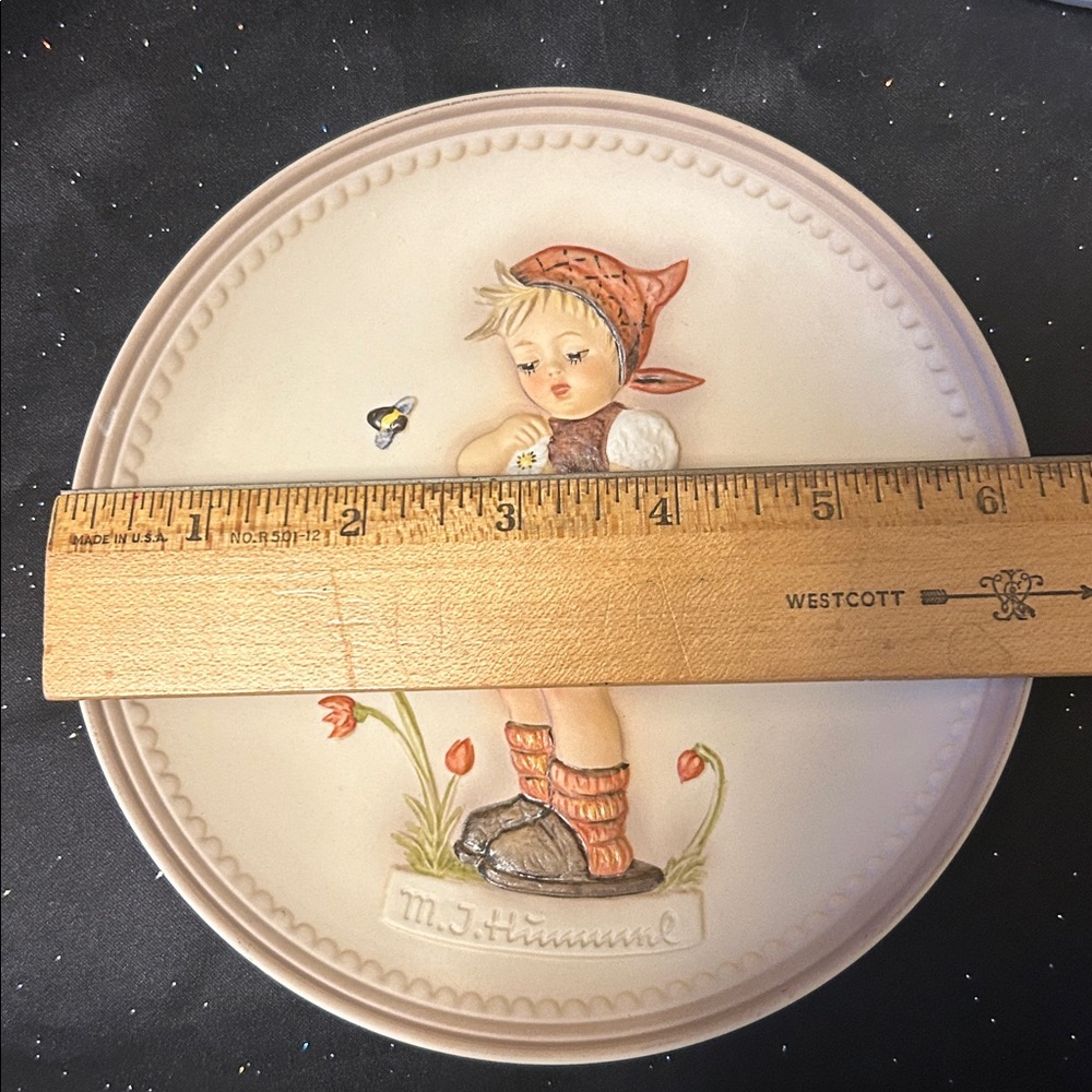 Goebel Collector Plate Daisies Don’t Tell (LC) - Picture 7 of 10